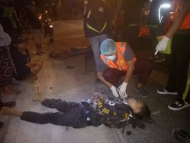 Dua Pemuda Tergeletak
