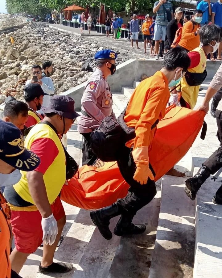 Mrs.X Mengapung di Laut Sanur