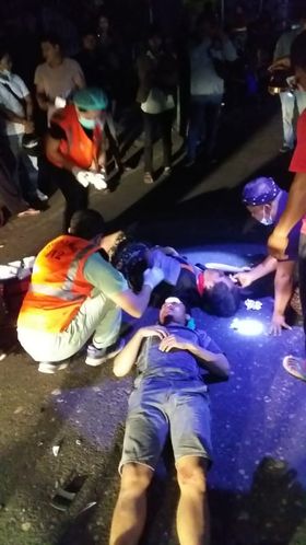 Dua Laki Laki Tergeletak di Kedaton