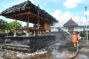 Mercon Terbang Membakar Atap Pura Bale Agung Renon