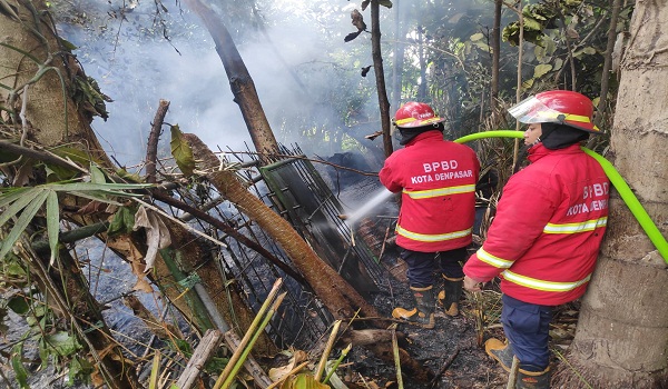 Kebakaran di Jalan Hangtuah Sanur