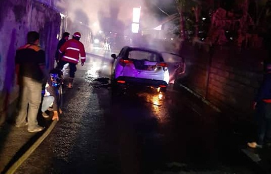 Kebakaran Mobil di Jalan Gunung Soputan