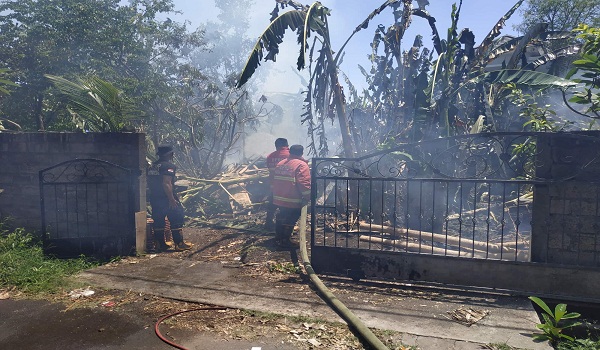 Kebakaran di Jalan Tukad Oos