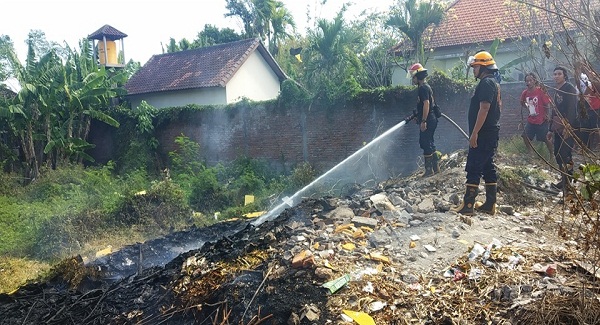 Kebakaran di Perumahan Padang Getas Padangsambian