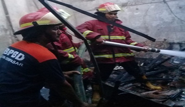 Kebakaran di Jalan Dam Tukad Badung