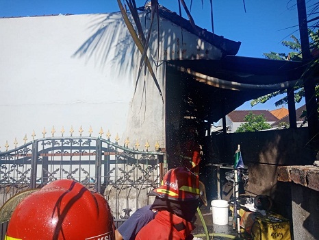 Kebakaran di Jalan Gunung Batukaru