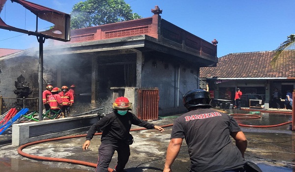 Kebakaran di Jalan Pulau Belitung